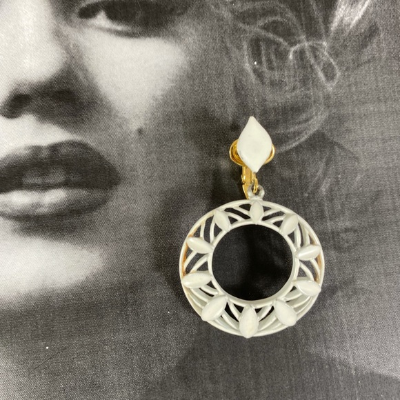 Beautiful vintage Crown Trifari white and gold Gypsy hoop earrings - Picture 2 of 5